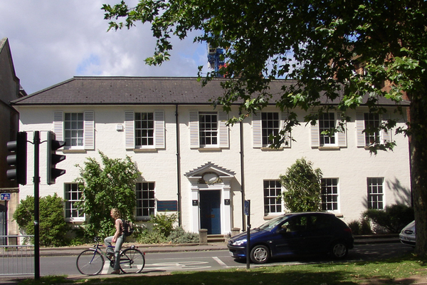 Landscape photo of the front of 9 Parks Road, Oxford