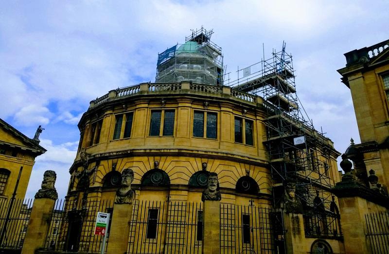 Photo of the Sheldonian Theatre with scaffolding around the cupola